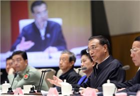(資料圖)5月9日，國務院召開全國推進簡政放權放管結合優化服務改革電視電話會議。中共中央政治局常委、國務院總理李克強發表重要講話。
