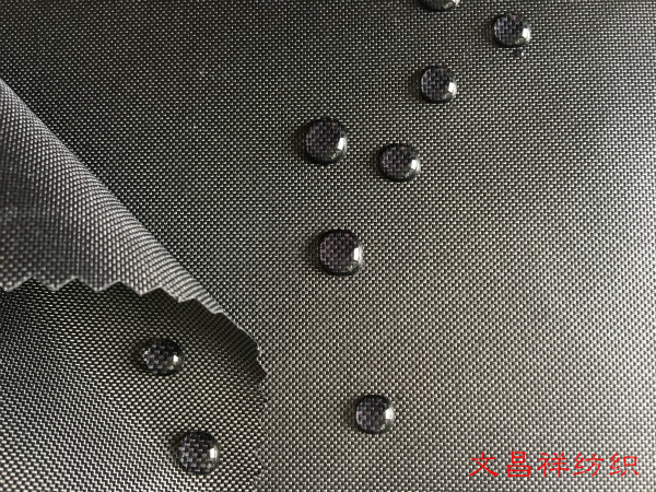 防水牛津布已進入銷售黃金時節，為暴雨及洪災而未雨綢繆，開始囤貨