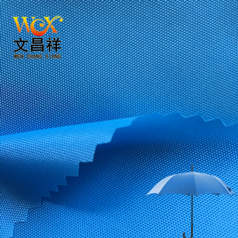 雨衣是用反光防水牛津布制作的特點