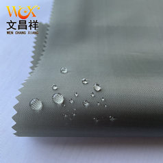 牛津布是一種傳統的精梭棉織物，具有什么特點